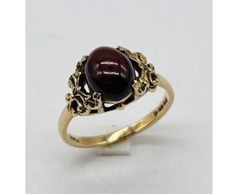 A 9ct gold cabochon garnet ring