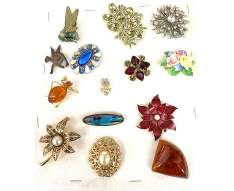 Selection vintage and later ladies costume brooches 