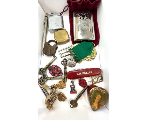 Tray of collectable items includes Ronson lighter, Keys, Hand warmer, Yard O Led etc 