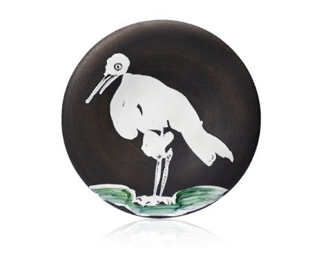  PABLO PICASSO 1881-1973 Oiseau n. 83 Piatto tondo in terracotta parzialmente smaltata, ideato nel 1963 e realizzato in 200 e