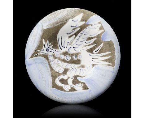  PABLO PICASSO 1881-1973 Oiseau n. 91 Piatto tondo in terracotta parzialmente smaltata, ideato nel 1963 e realizzato in 150 e