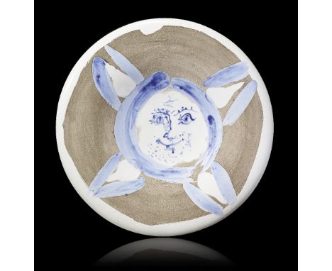  PABLO PICASSO 1881-1973 Visage n. 72 Piatto tondo in terracotta parzialmente smaltata, ideato nel 1963 e realizzato in 150 e