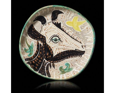  PABLO PICASSO 1881-1973 Tête de chèvre de profil Piatto in terracotta parzialmente smaltata, ideato nel 1952 e realizzato in