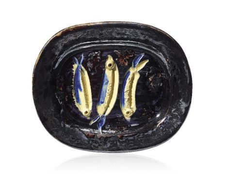  PABLO PICASSO 1881-1973 Trois sardines Piatto in terracotta smaltata, ideato nel 1948 e realizzato in 200 esemplari numerati