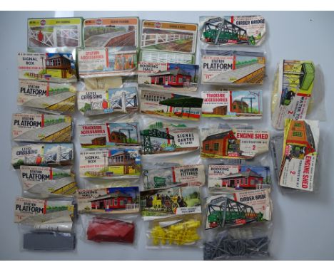 OO GAUGE MODEL RAILWAYS: A large quantity of AIRFIX unbuilt OO scale plastic kits - VG in F/G packets and bags (two unsealed)