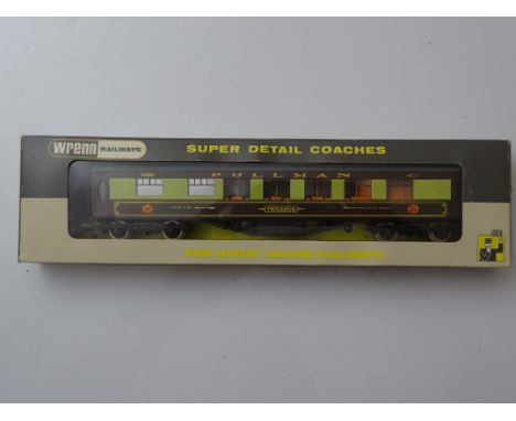 OO GAUGE MODEL RAILWAYS: A WRENN W6012 1st Class Pullman Car with Golden Arrow logos 'Pegasus' with brown tables - VG in G/VG