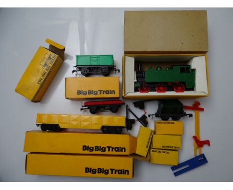 VINTAGE TOYS: A quantity of TRI-ANG 'Big Big Train' to include an 0-6-0 steam locomotive, five wagons and accessories - G in 