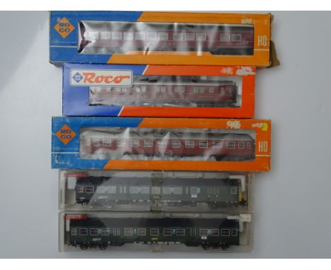 HO GAUGE MODEL RAILWAYS: A group of ROCO and FLEISCHMANN European Outline coaches including German sleeping cars and restaura