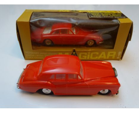 VINTAGE TOYS: A pair of WRENN Magicar add on cars - comprising a boxed Jaguar and an unboxed Rolls Royce - G/VG in F/G box wh