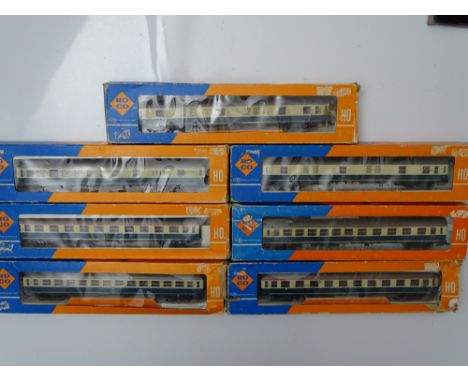 HO GAUGE MODEL RAILWAYS: A group of ROCO German Outline coaches in DB ocean blue / beige livery - Generally G in F boxes (7)