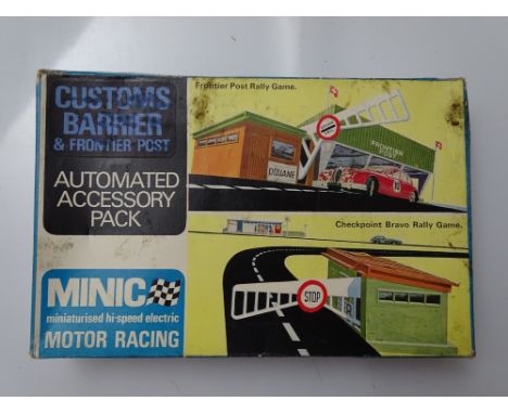 VINTAGE TOYS: A TRI-ANG MINIC M1817 customs barrier and frontier post for the MINIC motor racing series - appears complete an