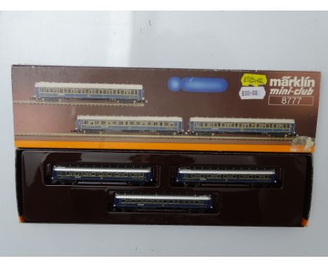 Z GAUGE MODEL RAILWAYS: A MARKLIN mini-club 8777 CIWL sleeping car set - VG in G/VG box