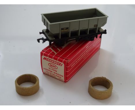 OO GAUGE MODEL RAILWAYS: A HORNBY DUBLO 4644 21-ton hopper wagon in BR grey livery - VG/E in VG box