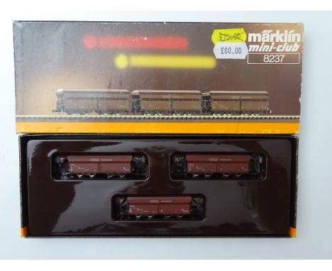 Z GAUGE MODEL RAILWAYS: A MARKLIN mini-club 8237 bogie hopper car set - VG in G box