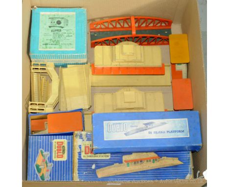 Hornby Dublo Stations, trackside accessories, bridge &amp; others. To include Island Platform; 3x Through Stations (1x boxed)