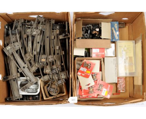 Hornby O Gauge and other commercial manufacturers mixed group of items consisting of Hornby O Gauge quantity of 2 &amp; 3-rai