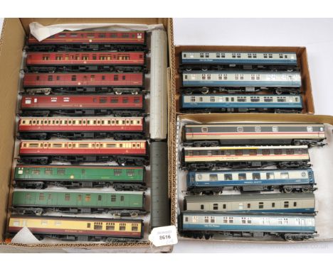 Various manufacturers group of unboxed coaches. To include Triang Hornby BR green Buffet Car; Hornby PULLMAN "LUCILLE"; Hornb