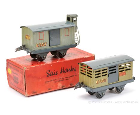 French Hornby O Gauge pair of ETAT Goods Wagons consisting of Cattle Truck and Covered Wagon with Vigie. Excellent to Excelle