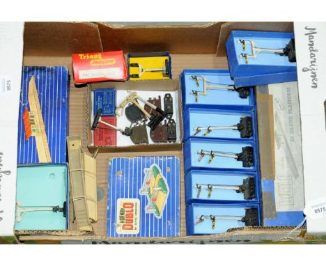 Hornby Dublo Stations, Signals &amp; trackside accessories. To include 2x Island Platform Stations; 4x ED2 single arm signals