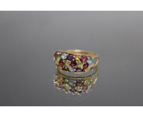 A HALLMARKED 9 CARAT GOLD MULTISTONE GEM SET RING, ring size S