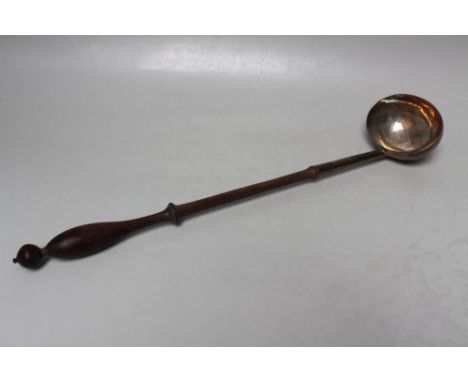 AN UNUSUAL GEORGIAN POURING LADLE, marks indistinct, with armorial style crest, approximate L 39 cm