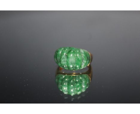 A HALLMARKED 9 CARAT GOLD JADE RING, ring size O