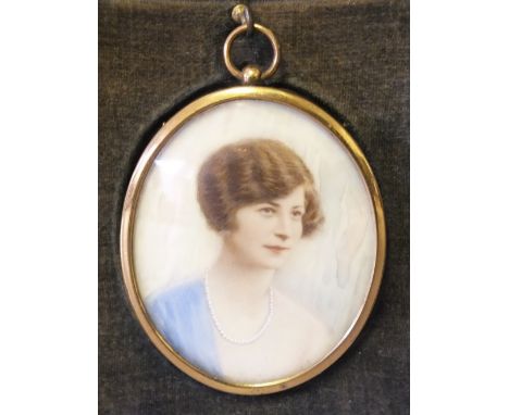 AN EARLY 20TH CENTURY OVAL PORTRAIT MINIATURE ON IVORY, young woman in blue dress and wearing a pearl necklace, unsigned, in 