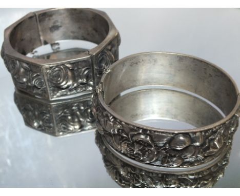 A VINTAGE SILVER BANGLE BY TOPAZIO OF PORTUGAL, rubbed makers mark to inside edge, designed as an eight panel hinged bangle w