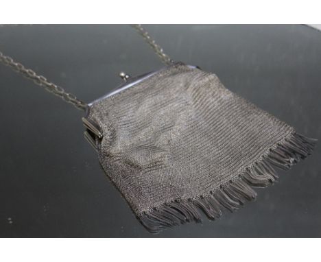 A HALLMARKED SILVER ART DECO STYLE SILVER HANDBAG, carrying makers marks for the London Chain Bag Company Ltd and import mark