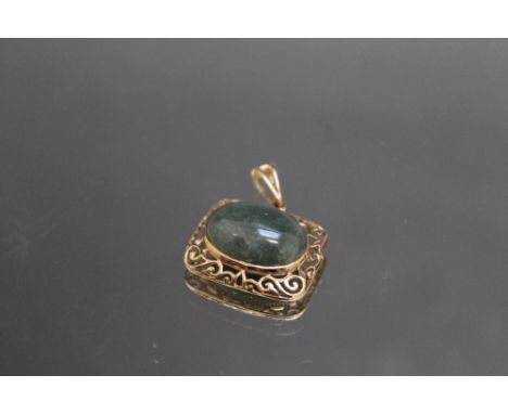 A HALLMARKED 9 CARAT GOLD JADE PENDANT, W 2.5 cm