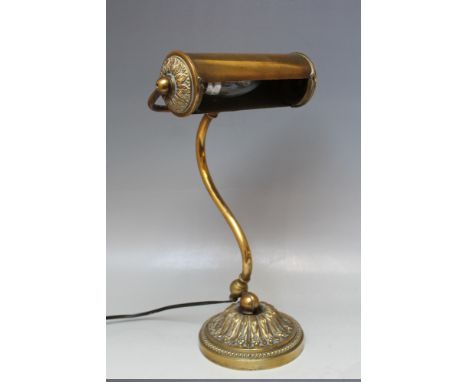 AN EARLY 20TH CENTURY FRENCH ADJUSTABLE BRASS BANKERS / DESK LAMP, having ornate circular base, Dia. 13.5 cm, approximate H 3