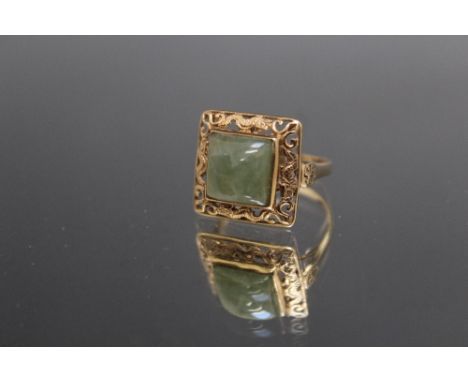 A HALLMARKED 9 CARAT GOLD JADE SET RING, ring size P