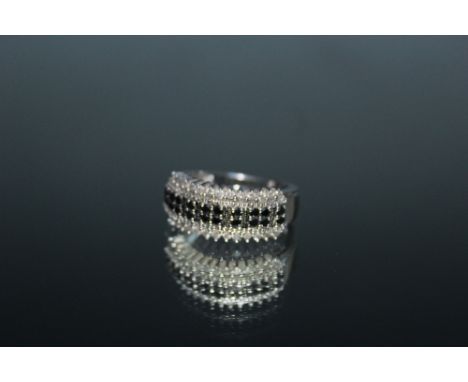  A HALLMARKED 9 CARAT WHITE GOLD DIAMOND CLUSTER, set with brilliant cut white and black diamonds, ring size N