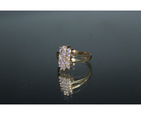 A HALLMARKED 9 CARAT GOLD RING, set with lilac and clear stones, ring size N 1/2
