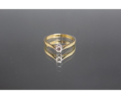 A HALLMARKED 18 CARAT DIAMOND SOLITAIRE RING, the brilliant cut diamond being of an estimated 0.20 carat, ring size O 