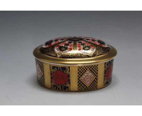 A ROYAL CROWN DERBY 1128 PATTERN OVAL TRINKET BOX, W 9.25 cm