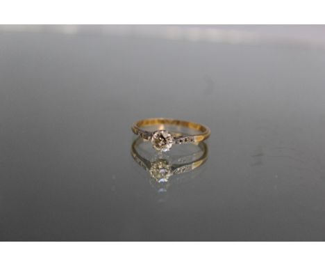 A 18CT YELLOW GOLD DIAMOND SOLITAIRE RING, the brilliant cut diamond being an estimated 0.40ct, ring size N 