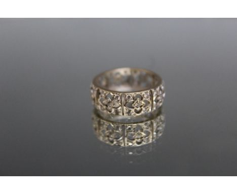 A PIERCED ETERNITY RING, set with white stones, ring size Q