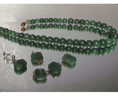 A SINGLE STRAND OF GRADUATED SPINACH JADE BEADS A/F, L 35 cm, together with five shaped panels