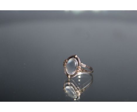 A VINTAGE MOONSTONE RING, ring size O