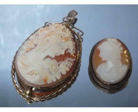 A LARGE OVAL CARVED PORTRAIT CAMEO IN 9CT GOLD PENDANT MOUNT, cameo H 5.5 cm, overall H 8.1 cm to inc. bail, together with a 