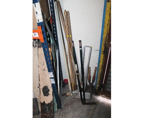 A SELECTION OF GARDEN TOOLS