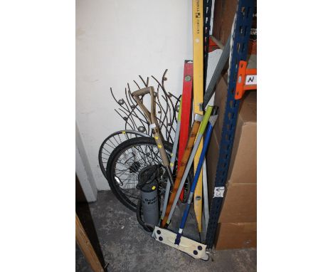 A QUANTITY OF GARDEN TOOLS, SPIRIT LEVELS ETC