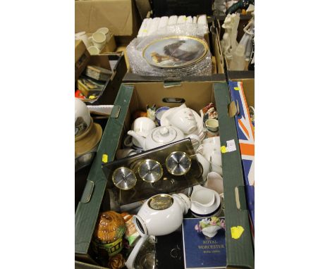 A TRAY OF COLLECTORS PLATES AND A TRAY OF CERAMICS TO INCLUDE ROYAL WORCESTER
