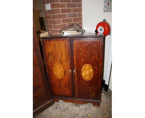 A MAHOGANY INLAID SPEAKER CABINET WITH SPEAKER