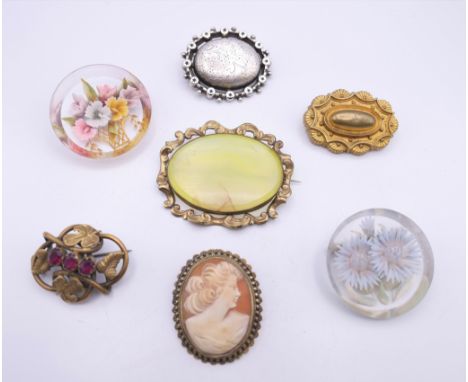 Seven vintage brooches. Largest 6 x 4.5 cm. 