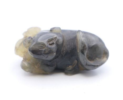 A Chinese jade netsuke of two dogs-of-fo. 4.5 cm long.