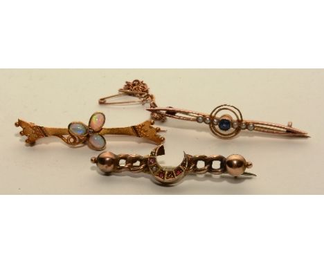 An Edwardian 15ct gold and opal bar brooch, set with three oval opal cabochons in flowerhead formation with milidiamond to ce