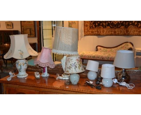 Seven assorted table lamps with shades, to include ceramic examples (7)