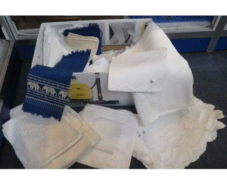 A quantity of vintage linen, including napkins and other items